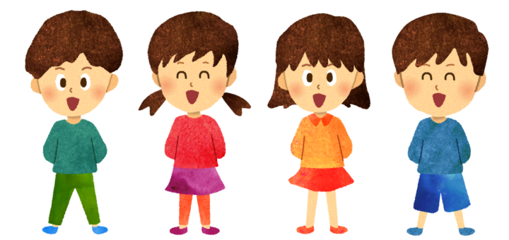 校庭で歌う子供たち