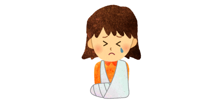 腕を固定されて泣いている女の子