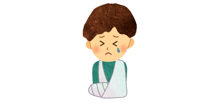 腕を骨折して泣いている男の子