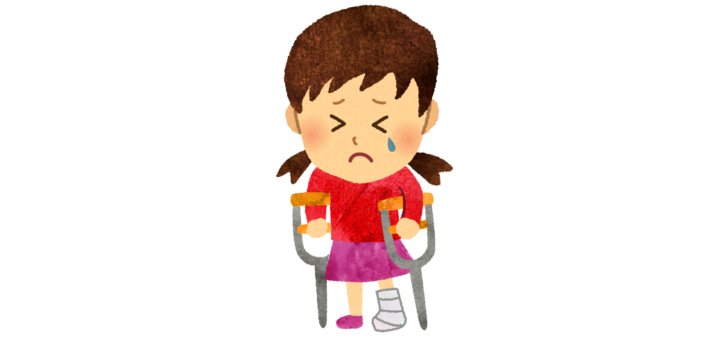 足を骨折して泣いている女の子